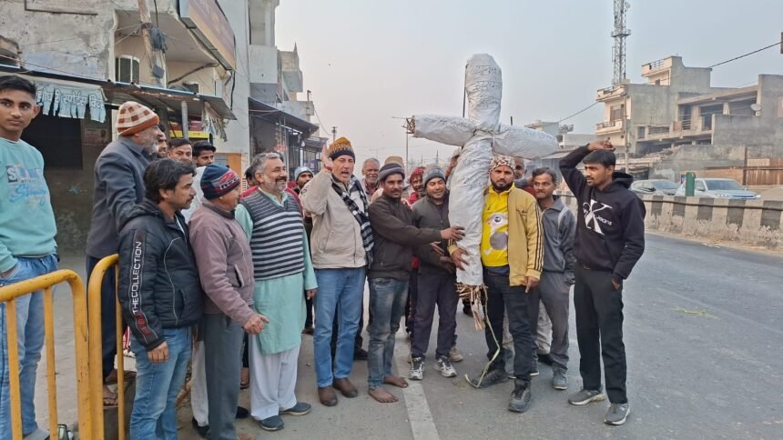 Protest against atrocities on Hindus in Bangladesh, effigy of Yunus government burnt IMAGE CREDIT TO BJP