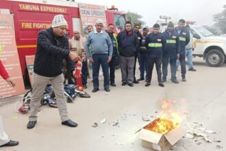 Practical training of fire safety at Jewar toll of Yamuna Expressway, emergency rescue information given to 60 employees IMAGE CREDIT TO यमुना एक्सप्रेसवे