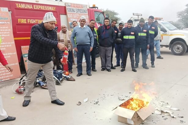 Practical training of fire safety at Jewar toll of Yamuna Expressway, emergency rescue information given to 60 employees IMAGE CREDIT TO यमुना एक्सप्रेसवे