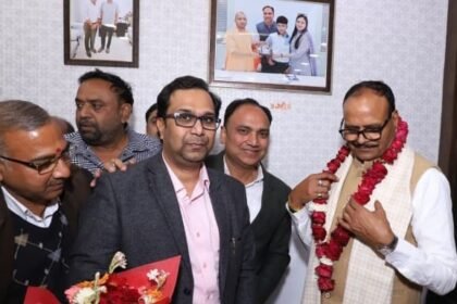 Deputy Chief Minister holds informal meeting at Mitra Ughmi’s establishment, discusses Hapur district boundary expansion IMAGE CREDIT TO REPORTER