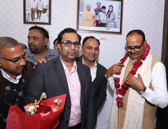 Deputy Chief Minister holds informal meeting at Mitra Ughmi’s establishment, discusses Hapur district boundary expansion IMAGE CREDIT TO REPORTER