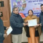 Live telecast of Prime Minister's program in Municipal Corporation Bijnor, certificates handed over to 25 beneficiaries of PM Swanidhi Yojana IMAGE CREDIT TO नगर पालिका