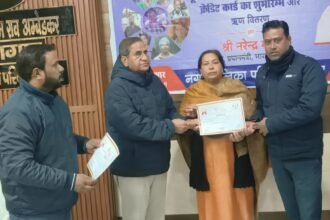 Live telecast of Prime Minister's program in Municipal Corporation Bijnor, certificates handed over to 25 beneficiaries of PM Swanidhi Yojana IMAGE CREDIT TO नगर पालिका