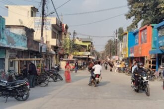 Ignoring the District Magistrate's weekly closure order, markets in Najina remained open throughout the day. IMAGE CREDIT TO REPORTER