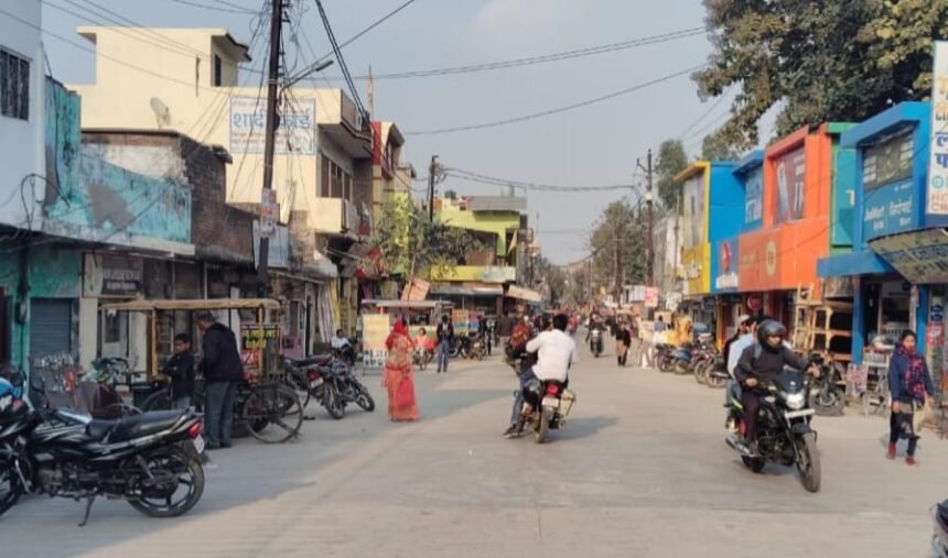 Ignoring the District Magistrate's weekly closure order, markets in Najina remained open throughout the day. IMAGE CREDIT TO REPORTER