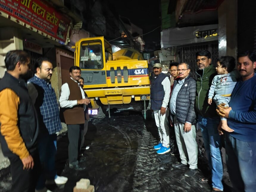 Chairman of the Municipal Council Inspected CC Road Construction in Bada Bazaar Late into the Night IMAGE CREDIT TO NAGAR PALIKA