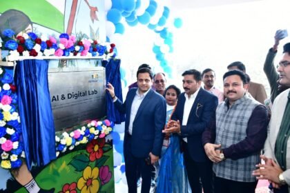 Municipal Corporation schools going high-tech; Municipal Commissioner inaugurated the digital lab. IMAGE CREDIT TO NAGAR NIGAM