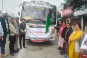 Students of Kasturba Vidyalaya went on an educational trip; BSA flagged off the bus IMAGE CREDIT TO बेसिक शिक्षा विभाग