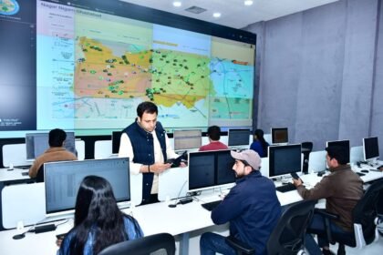 GPS is being used to monitor municipal corporation vehicles, and the Municipal Commissioner conducted an inspection. IMAGE CREDIT TO NAGAR NIGAM