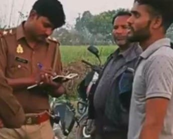 An extreme act of inhumanity: A young man who had a love marriage had to wander to bury his wife’s body; the burial was carried out under police protection. IMAGE CREDIT TO POLICE