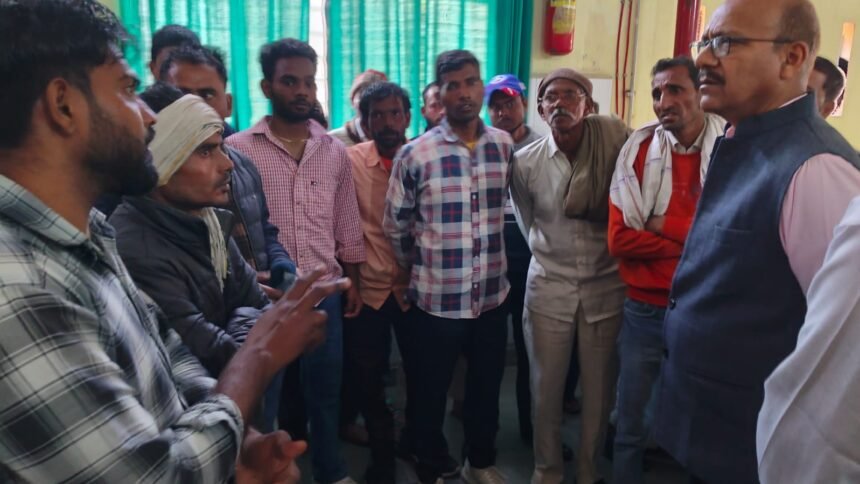 Two laborers killed, 21 injured, several in critical condition in collision between dumper and pickup IMAGE CREDIT TO REPORTER