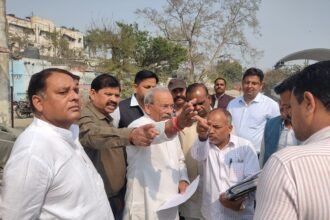 MP inspects Modinagar station, reviews bridge work IMAGE CREDIT TO REPORTER