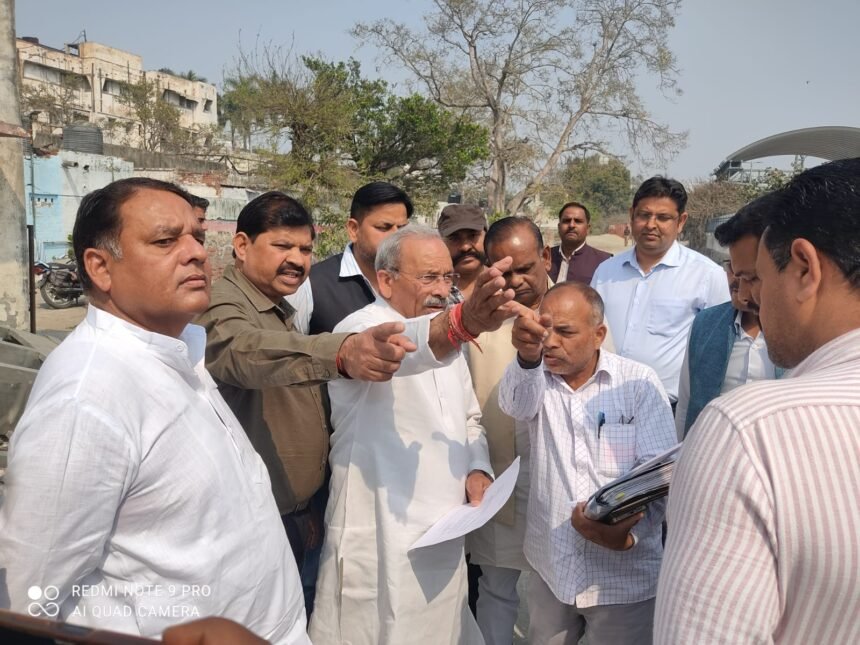 MP inspects Modinagar station, reviews bridge work IMAGE CREDIT TO REPORTER