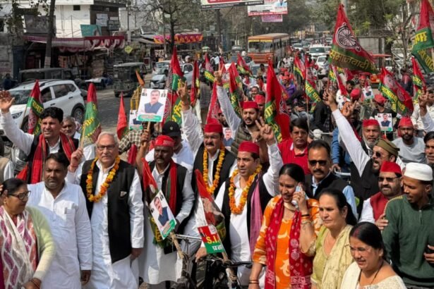 SP workers organized a bicycle rally to raise awareness among voters. IMAGE CREDIT TO सपा