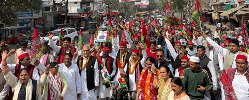 SP workers organized a bicycle rally to raise awareness among voters. IMAGE CREDIT TO सपा