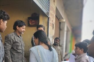 The District Panchayat tightened its grip on shops in Kasna, conducting a special drive to collect rent. IMAGE CREDIT TO जिला पंचायत