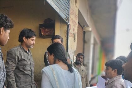 The District Panchayat tightened its grip on shops in Kasna, conducting a special drive to collect rent. IMAGE CREDIT TO जिला पंचायत