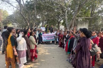 Teachers Protest Mandatory Eligibility Test Statement, Burn Effigy of Union Minister of State for Education in Opposition IMAGE CREDIT TO शिक्षक संघ