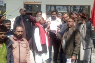 CPI Submits Memorandum Demanding Withdrawal of Labour Laws IMAGE CREDIT TO BJP