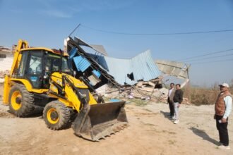 Baba’s Bulldozer in Jalalpur: Illegal Shops and Warehouses Cleared on Pipeline Road IMAGE CREDIT TO AUTHORITY