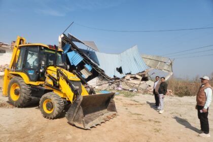 Baba’s Bulldozer in Jalalpur: Illegal Shops and Warehouses Cleared on Pipeline Road IMAGE CREDIT TO AUTHORITY