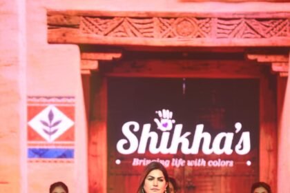 At the Surajkund International Crafts Mela, the “Sarees of India” fashion show showcased the vibrant colors of Indian tradition, with Shikha Ajmera presenting an exquisite collection that highlighted her exceptional craftsmanship. IMAGE CREDIT TO कारीगरी