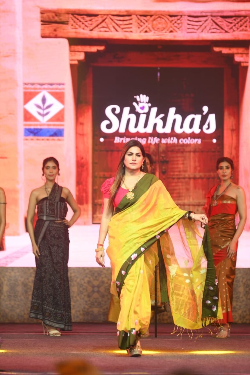 At the Surajkund International Crafts Mela, the “Sarees of India” fashion show showcased the vibrant colors of Indian tradition, with Shikha Ajmera presenting an exquisite collection that highlighted her exceptional craftsmanship. IMAGE CREDIT TO कारीगरी