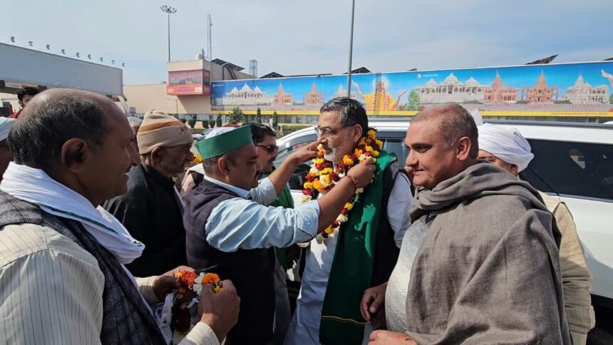 Grand welcome for Yudhveer Singh, National General Secretary of Tikait Kisan Union, at Jewar toll plaza; farmers raised their issues. IMAGE CREDIT TO किसान यूनियन टिकैत
