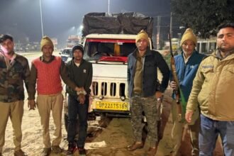 Major action by the Forest Department in **Bijnor**: Pickup loaded with valuable **Khair wood** seized; illegal logging continues unabated. IMAGE CREDIT TO वन विभाग