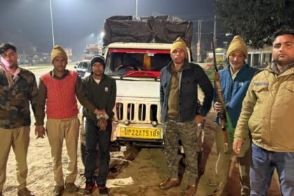 Major action by the Forest Department in **Bijnor**: Pickup loaded with valuable **Khair wood** seized; illegal logging continues unabated. IMAGE CREDIT TO वन विभाग