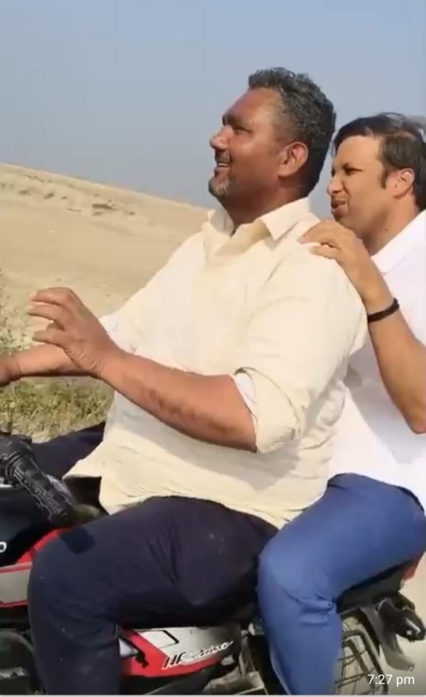 Farmers’ protest in Modinagar postponed; District Magistrate arrives on a bike to hold talks and assures action on the Utar-Chadhav route.. IMAGE CREDIT TO REPORTER