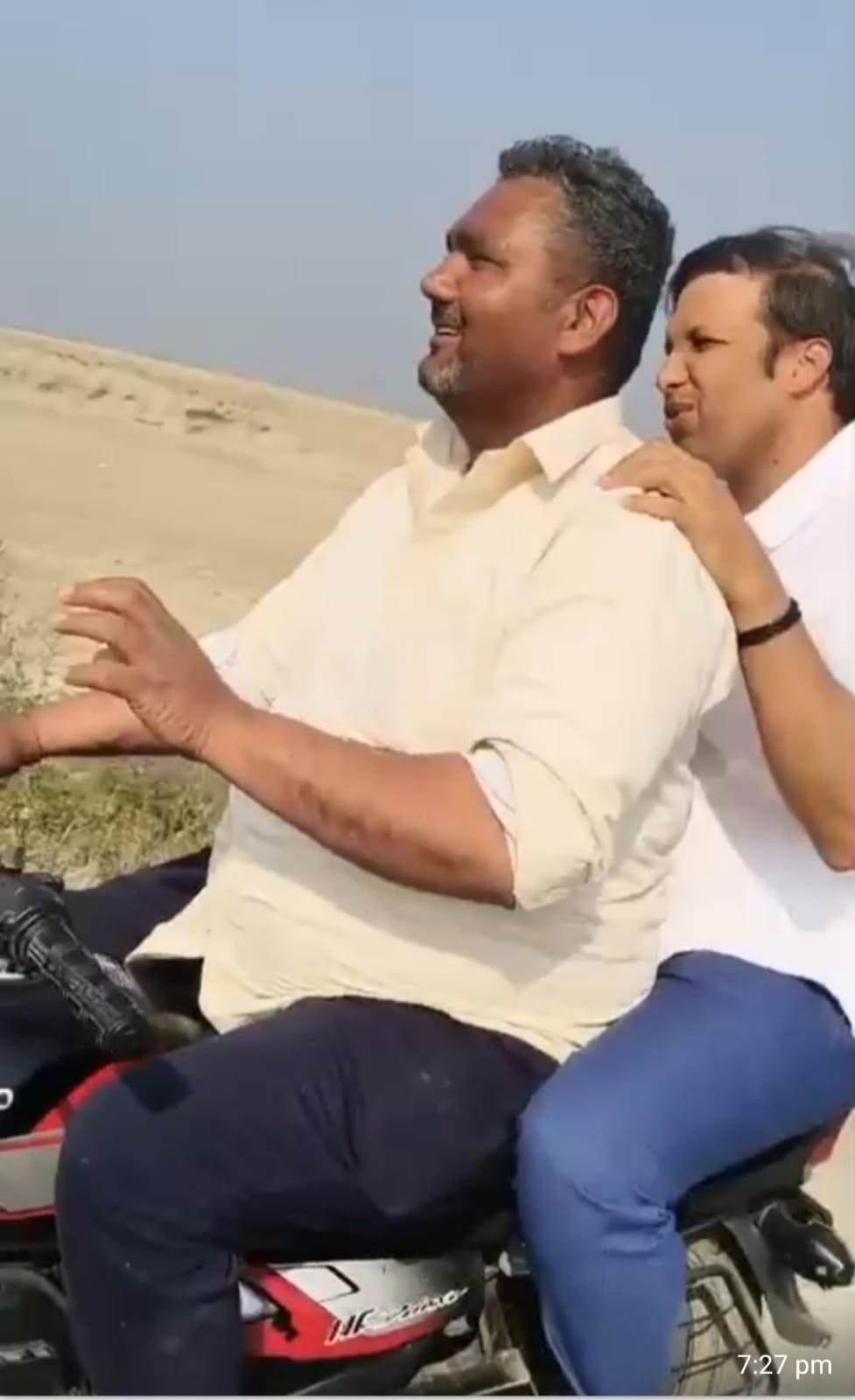 Farmers’ protest in Modinagar postponed; District Magistrate arrives on a bike to hold talks and assures action on the Utar-Chadhav route.. IMAGE CREDIT TO REPORTER