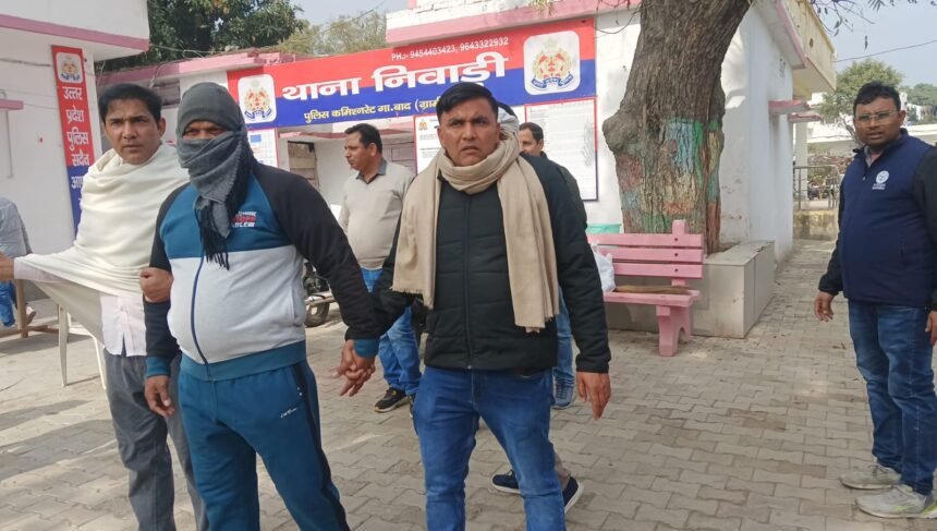 Niwari police station in-charge caught taking bribe; vigilance team nabbed him with ₹50,000 in cash IMAGE CREDIT TO POLICE