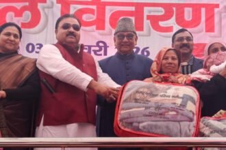 Relief from cold in Nagina: Municipal Corporation distributes blankets to 2,501 poor and helpless people. IMAGE CREDIT TO NAGAR PALIKA