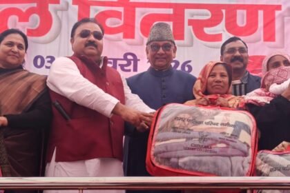Relief from cold in Nagina: Municipal Corporation distributes blankets to 2,501 poor and helpless people. IMAGE CREDIT TO NAGAR PALIKA