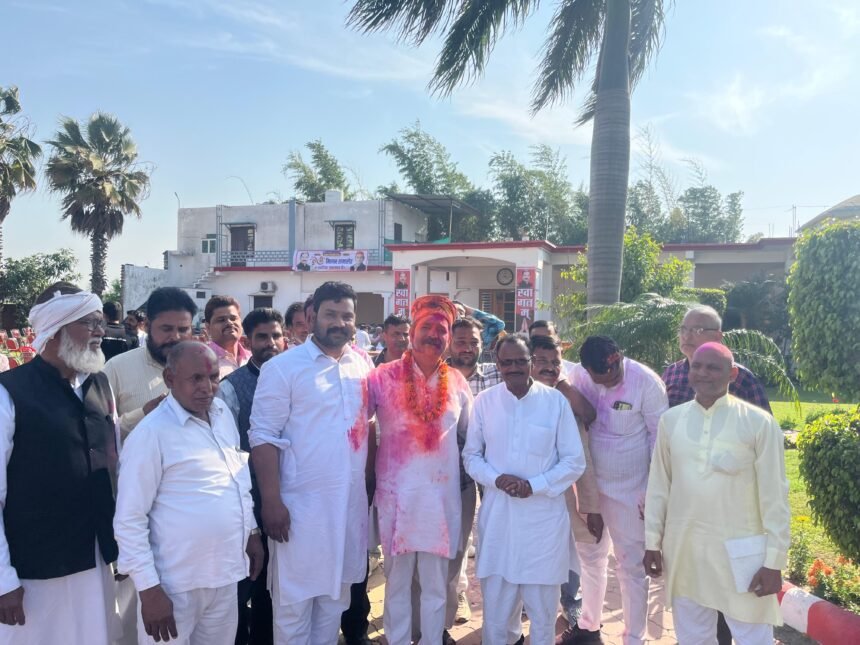 SP leader and former Block Pramukh Sher Singh Rana organized a Holi Milan Samaroh. IMAGE CREDIT TO REPORTER