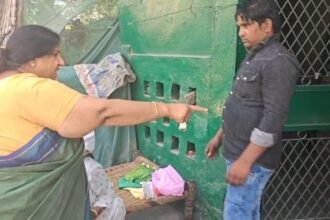 Mayor ordered the removal of an illegal shrine from the green belt under Lohia Nagar flyover. IMAGE CREDIT TO रिपोर्टर