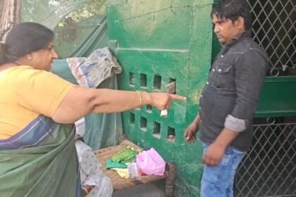 Mayor ordered the removal of an illegal shrine from the green belt under Lohia Nagar flyover. IMAGE CREDIT TO रिपोर्टर