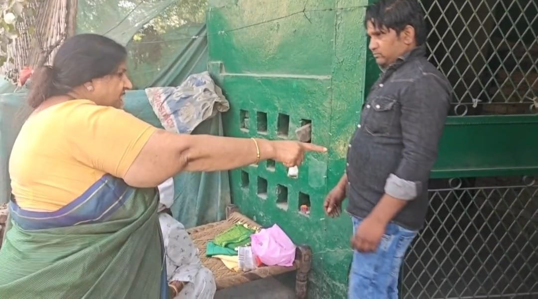 Mayor ordered the removal of an illegal shrine from the green belt under Lohia Nagar flyover. IMAGE CREDIT TO रिपोर्टर
