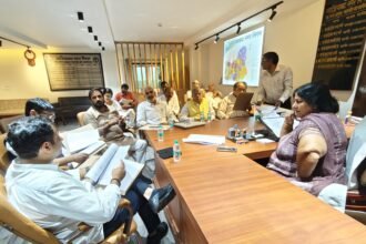 Municipal Corporation Shops: A meeting was held in the presence of the Mayor and the Municipal Commissioner IMAGE CREDIT TO NAGAR NIGAM