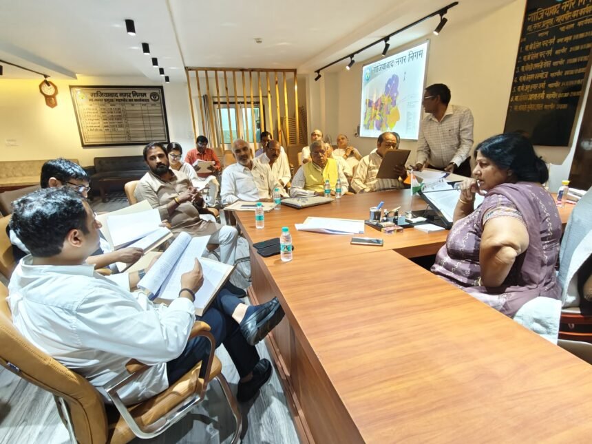 Municipal Corporation Shops: A meeting was held in the presence of the Mayor and the Municipal Commissioner IMAGE CREDIT TO NAGAR NIGAM