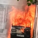Maruti van caught fire due to short circuit, turned into a ball of flames; chaos ensued in the neighborhood IMAGE CREDIT TO REPORTER