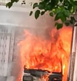 Maruti van caught fire due to short circuit, turned into a ball of flames; chaos ensued in the neighborhood IMAGE CREDIT TO REPORTER