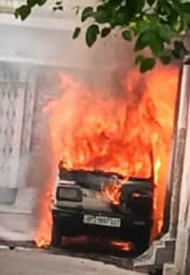 Maruti van caught fire due to short circuit, turned into a ball of flames; chaos ensued in the neighborhood IMAGE CREDIT TO REPORTER