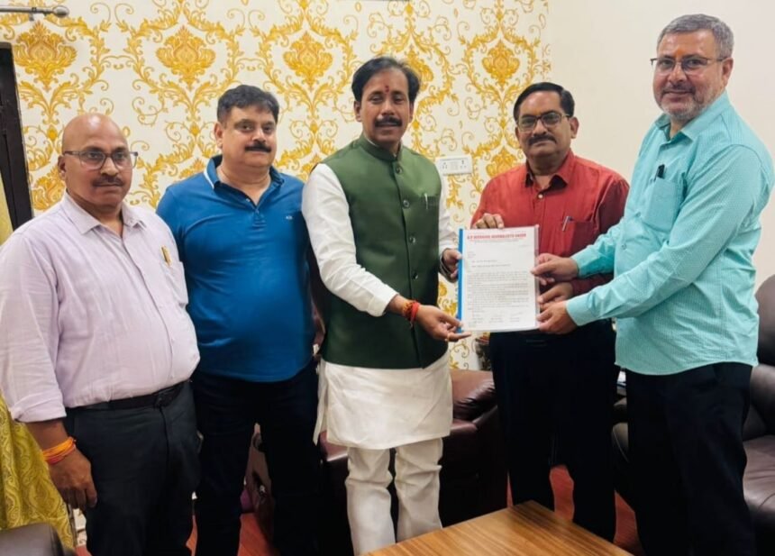 Demand raised to increase the minimum PF pension; Labour Minister gave assurance IMAGE CREDIT TO उत्तर प्रदेश वर्किंग जर्नलिस्ट यूनियन