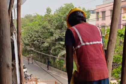 Rapid action by the Housing Development Authority: Bulldozers used against illegal flats in Vasundhara; builder lobby’s protest proves ineffective IMAGE CREDIT TO आवास विकास