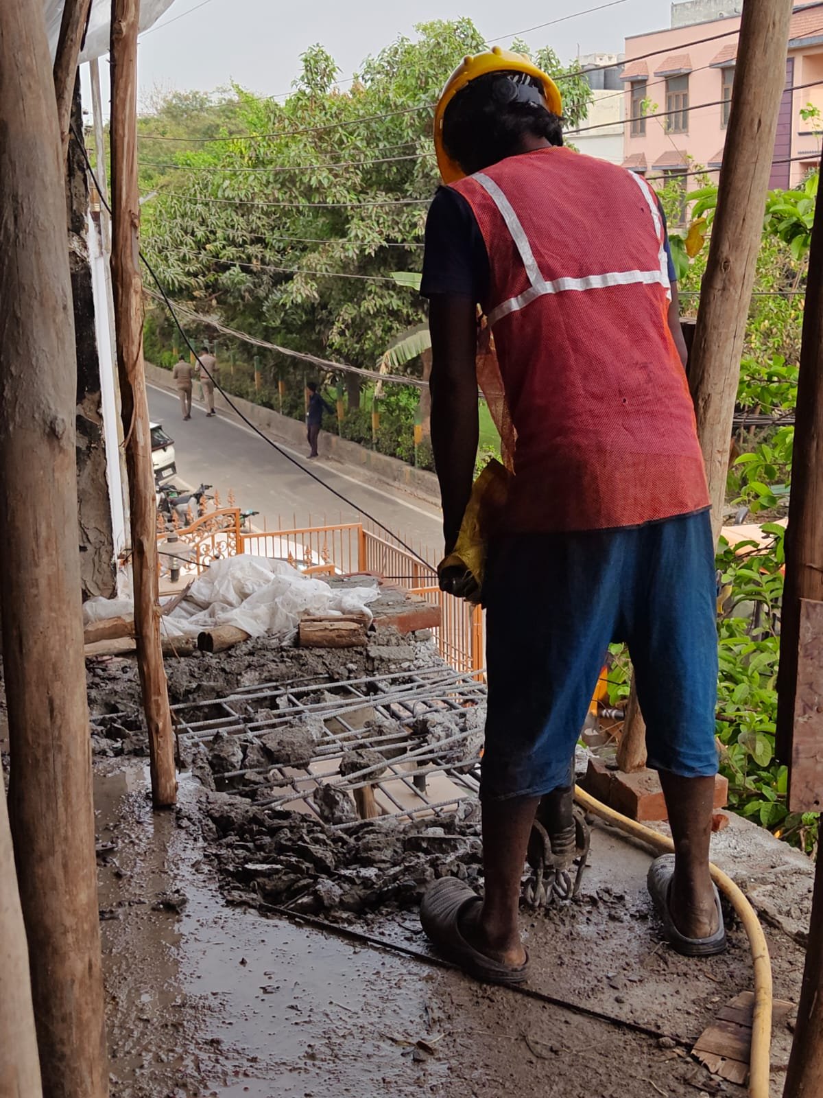 Rapid action by the Housing Development Authority: Bulldozers used against illegal flats in Vasundhara; builder lobby’s protest proves ineffective IMAGE CREDIT TO आवास विकास