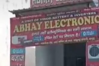 Sensational incident in Babugarh: Electronics businessman murdered by slitting his throat. Blood soaked body found in warehouse IMAGE CREDIT TO REPORTER