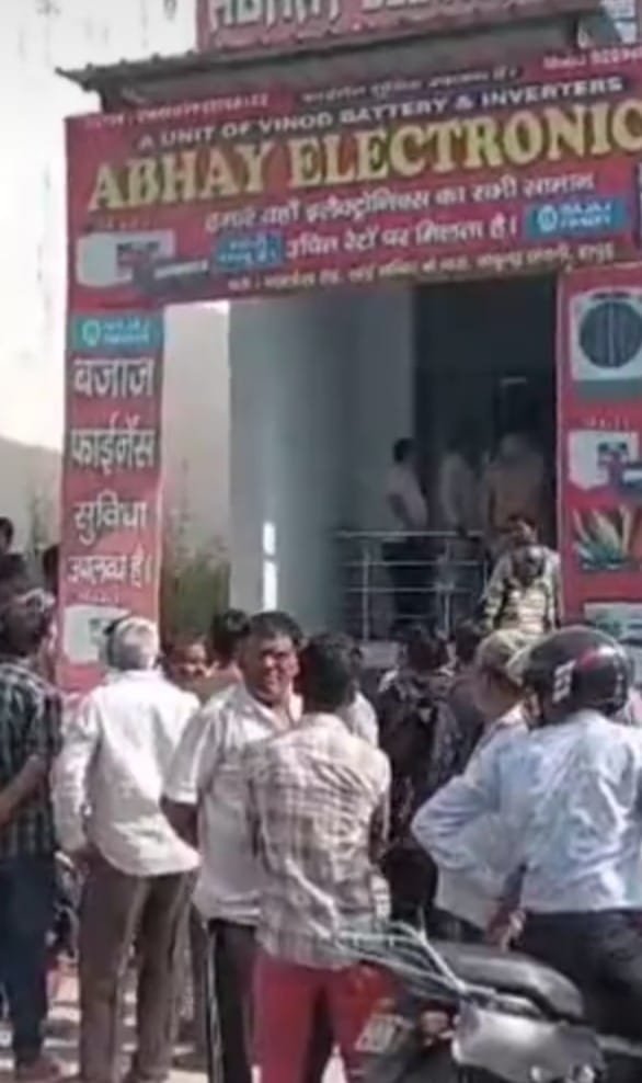 Sensational incident in Babugarh: Electronics businessman murdered by slitting his throat. Blood soaked body found in warehouse IMAGE CREDIT TO REPORTER