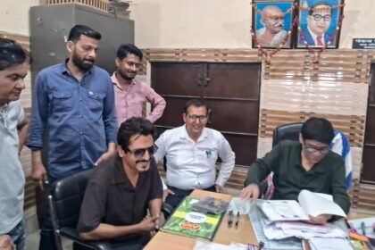 Actor Nawazuddin Siddiqui visits Budhana Tehsil for the second day, completes the process of agricultural land title deeds IMAGE CREDIT TO रिपोर्टर